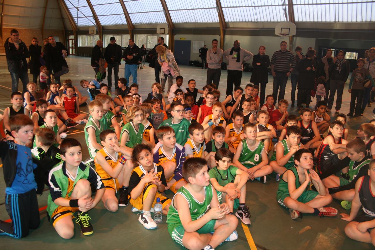 Les enfants des clubs participants réunis.