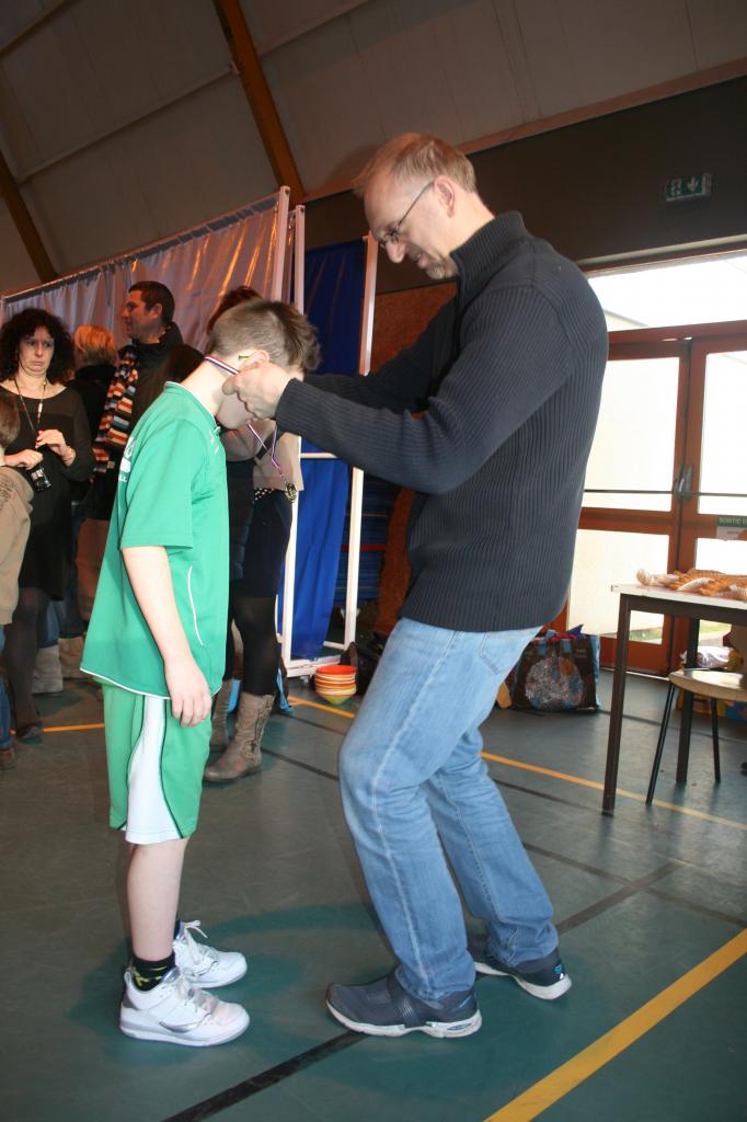 Remise des médailles aux jeunes participants.